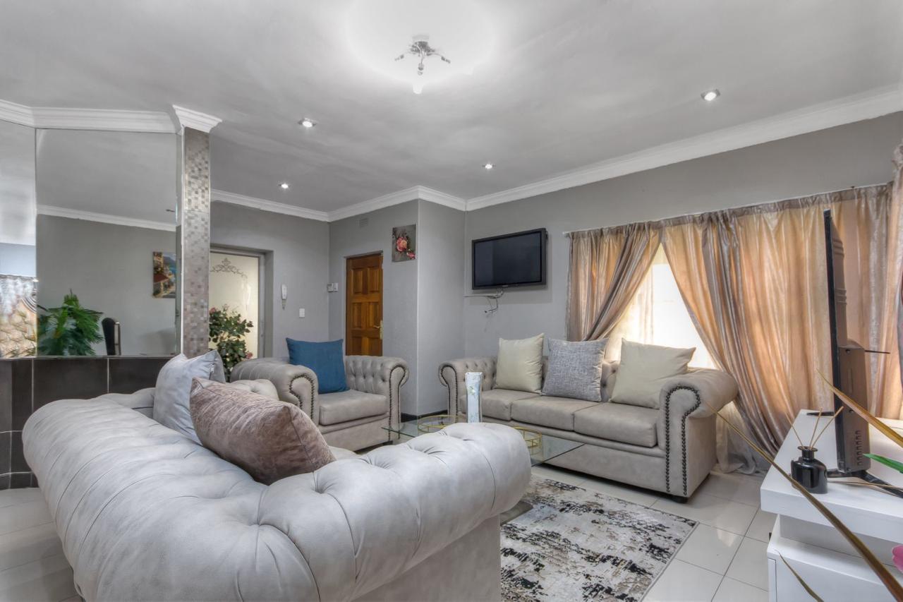 Beautifully cleaned living room by Rachkim